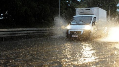 AMSS IZDAO UPOZORENJE: Obilne padavine do ujutru, vozite oprezno!