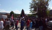 Хиљаде Пљевљака испред Граничне полиције: Стоп прогону свештеника Саше Јањића (ФОТО/ВИДЕО)