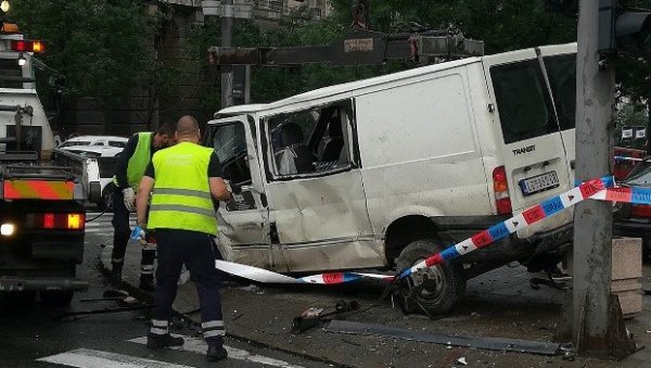 Дете (20) погинуло у саобраћајној несрећи код Владе Србије