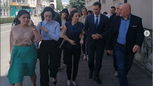 Ministar Siniša Mali u šetnji sa mladim Lozničanima (FOTO)
