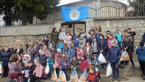 ХУМАНИ ЉУДИ, ЈАВИТЕ СЕ: У Паризу се прикупља школски прибор за децу са Косова и Метохије