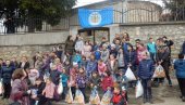 ХУМАНИ ЉУДИ, ЈАВИТЕ СЕ: У Паризу се прикупља школски прибор за децу са Косова и Метохије