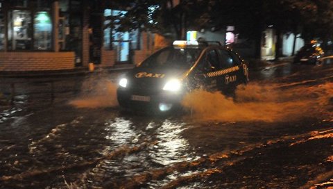 Снажно невреме протутњало Краљевом: Улице у граду потпуно под водом (ФОТО/ВИДЕО)