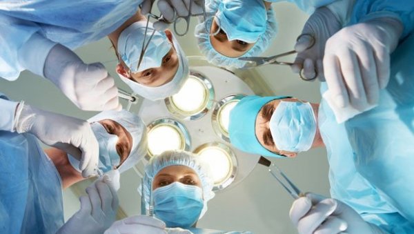 Лекари у Крагујевцу направили чудо: Пацијенту из Јагодине за ноћ спасили откинуту шаку
