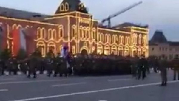 ПОГЛЕДАЈТЕ: Песма косовских јунака одзвања Црвеним тргом у Москви: Српски војници вежбају за параду (ВИДЕО)