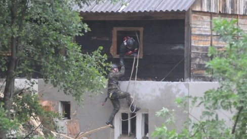 ДРАМА СЕ НАСТАВЉА: Полиција дошла до поплављене куће - Од брачног пара ни трага ни гласа
