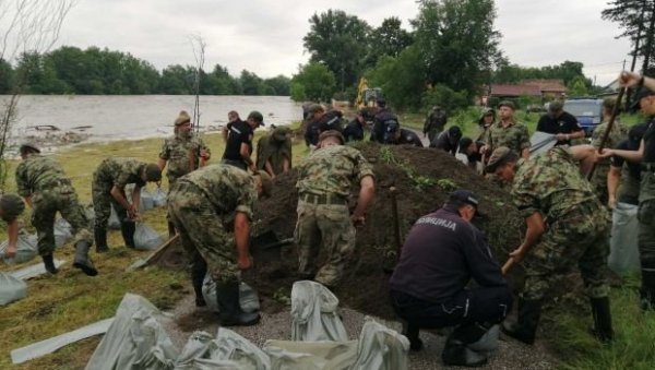 Војска Србије помаже у одбрани од поплава: Утврђују бедем у Матарушкој Бањи