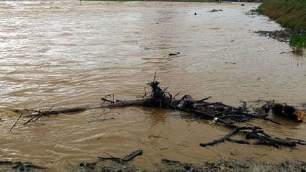 ПОПЛАВЕ У ХЕРЦЕГОВИНИ: Набујале реке прете кућама