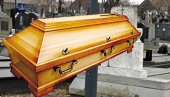 UŽAS U DONJIM VIJAČANIMA: Odsekao sebi tri prsta na groblju za vreme sahrane