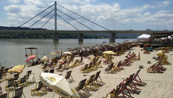 Крај Дунава највише 14.400 купача, физичка дистанца обавезна и у води: Нова правила на Штранду