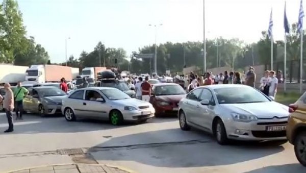 НИСУ ОТВОРИЛИ КАНЦЕЛАРИЈЕ: Више од 50.000 људи у Грчкој чека на возачку дозволу