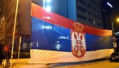 SRAMOTA USRED PODGORICE: Zastave Srbije i lažne države Kosovo jedna do druge (FOTO)