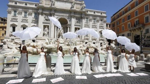 Необичан протест у Риму, због одлагања венчања: Обучене у венчанице Римом продефиловале будуће младе (ФОТО)