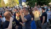 Насилни демонстранти напали Сергеја Трифуновића и разбили му главу (ФОТО)
