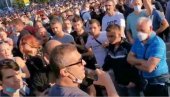 Pogledajte snimak napada na Sergeja Trifunovića ispred Skupštine Srbije (VIDEO)