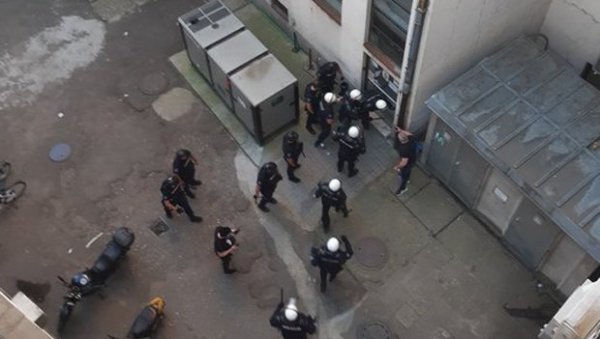 У Новом Саду демонстранти напали зграду покрајинског јавног сервиса: РАЗБИЛИ СТАКЛО НА ЗГРАДИ РТВ