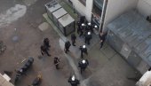 U Novom Sadu demonstranti napali zgradu pokrajinskog javnog servisa: RAZBILI STAKLO NA ZGRADI RTV