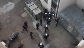 U Novom Sadu demonstranti napali zgradu pokrajinskog javnog servisa: RAZBILI STAKLO NA ZGRADI RTV