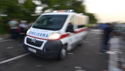TEŽAK UDES U BEOGRADU: Automobil se prevrnuo na krov, povređena žena hitno prevezena u bolnicu!