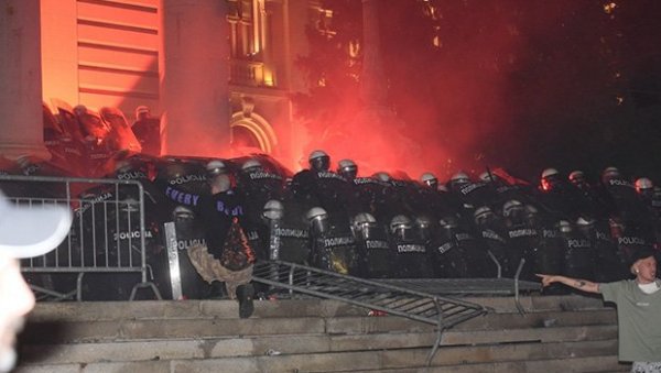 ПРИВЕДЕНО ВИШЕ ОД 70 ХУЛИГАНА: У Напали полицију, гађали каменицама и флашама људе и Скупштину Србије