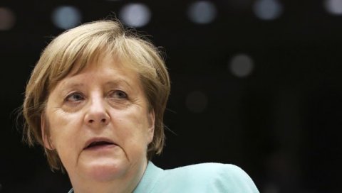 ПРВО АСТРА ЗЕНЕКА, ПА МОДЕРНА: Ангела Меркел намерно примила вакцине различитих произвођача