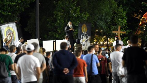 ПРИВЕДЕНО НЕКОЛИКО ДЕМОНСТРАНАТА: Полиција пред поноћ одговорила на провокације
