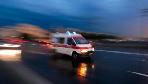 TINEJDŽERA UDARILA STRUJA U PARAĆINU: Popeo se na vagon voza - hitno prebačen u bolnicu