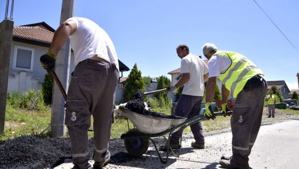 НОВА ФЕКАЛНА МРЕЖА: Постављају одводне цеви за четири београдска насеља (ФОТО)