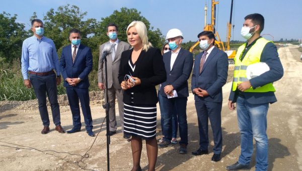 ГРАЂЕВИНАРИ СПАС ЗА ЕКОНОМИЈУ: Михајловић обишла радове на изградњи моста на Сави код Шапца