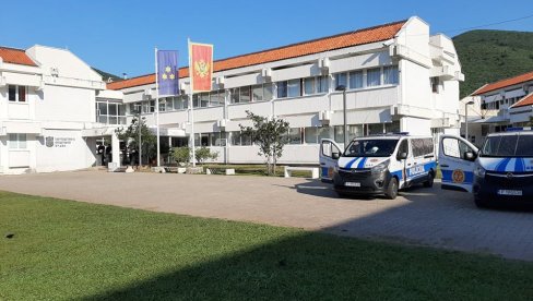 ДИСКРИМИНАЦИЈА ОДБОРНИКА У БУДВИ: Власт може, опозицији забрањен улазак у зграду Општине