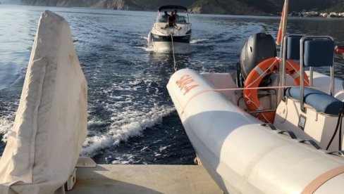 ГЛИСЕР СА ИЗЛЕТНИЦИМА ИЗНЕНАДА ПОЧЕО ДА ТОНЕ: Драма на црногорском приморју, спасено 9 особа