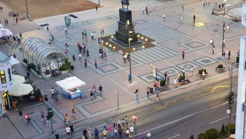 ВАНДАЛИЗАМ У НИШУ: Демонстранти лепили пароле на споменик ослободиoцима?! (ФОТО)