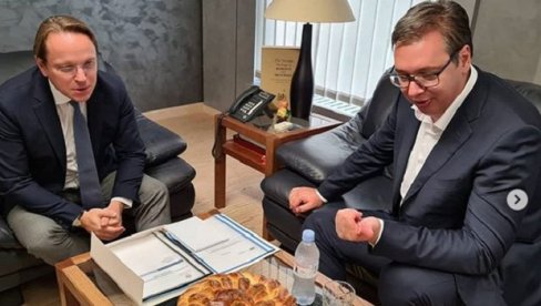 DOČEK UZ PROJU I POGAČU: Aleksandar Vučić u misiji Srbije u Briselu