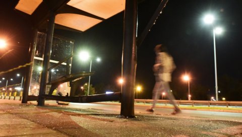ХАОС НА АУТОКОМАНДИ: Шкодом ударио у аутобуско стајалиште, срча на све стране (ФОТО)