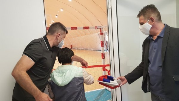 УЗ ПОДРШКУ МИНИСТАРСТВА: Отворен најмодернији спортски балон за децу без родитељског старања у Звечанској