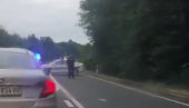 SNIMAK SA MESTA NESREĆE: Poginula jedna osoba u udesu kod Sremčice, saobraćaj obustavljen (VIDEO)