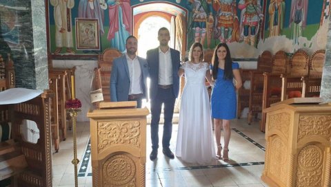 ВЕНЧАЊА КАО ПРАЗНИК: Марина И Стефан венчали су се у Старом Хопову - а имају и разлог за то (ФОТО)