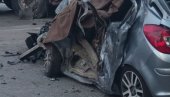 СТРАВИЧНА НЕСРЕЋА: Младић (19) дивљао, па се аутомобилом закуцао у кућу, четворо погинулих
