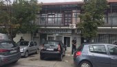 SVE SNIMLJENO: Evo šta je sve Čeda Jovanović radio ispred privatne klinike doktora koga je napao (VIDEO)