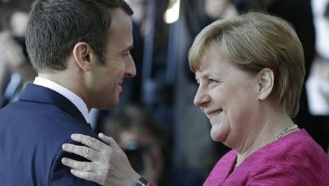 ВРУЋЕ ТЕМЕ НА ТОПЛОМ СУНЦУ: Емануел Макрон примио Ангелу Меркел у летњој резиденцији на југу Француске да би претресли серију кризних тема