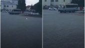 TALAČKA KRIZA U UKRAJINI Naoružan eksplozivom zarobio 20 putnika u autobusu - Prethodno ostavio poruku na Tviteru (VIDEO)