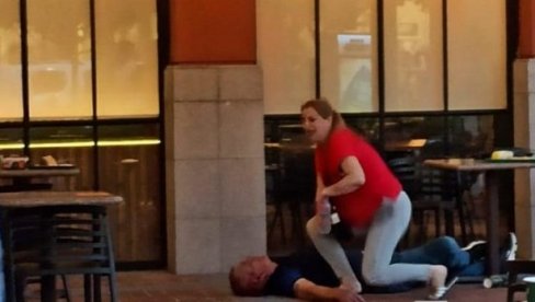 ПОТРЕСАН СНИМАК ИЗ ЕКВАДОРА: Супруга убијеног Саше јауче поред беживотног телa (ВИДЕО)