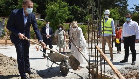 POENI PRED IZBORE? Ministri u Herceg Novom položili kamen temeljac za vrtić koji je ove godine trebalo da bude otvoren