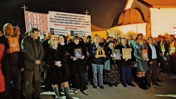 НЕРВОЗА ЦРНОГОРСКЕ ВЛАСТИ КУЛМИНИРАЛА: Прогон лекара због подршке цркви