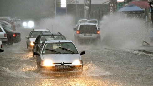 AMSS UPOZORAVA: Pojačan intenzitet saobraćaja na putevima - oprez zbog kiše
