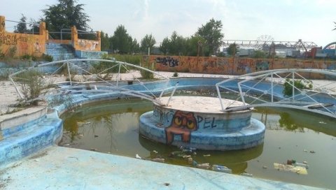 ТРАГЕДИЈА У БАМБИ ПАРКУ: Жена преминула на напуштеном базену