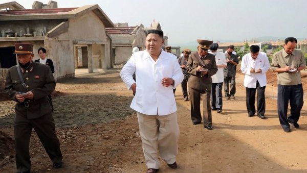 ПОВРАТАК КИМ ЏОНГ УНА: Севернокорејски лидер посетио погон у Хвангјуу и послао важну поруку (ВИДЕО)