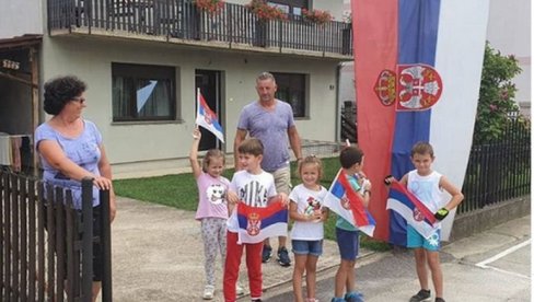 DOBRODOŠLICA UZ SRPSKU TROBOJKU: Petoro mališana sa zastavama u rukama pozdravilo Vučića u Banjaluci (FOTO)