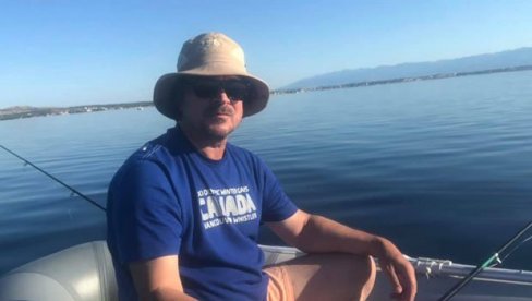 U ZORU RUČAK ULOVIO: Alen Islamović uživa na moru u miru, tišini i ribolovu