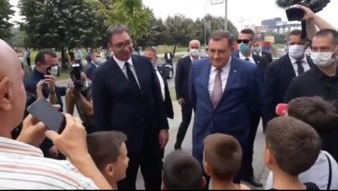 NAVIJAMO ZA ZVEZDU, PARTIZAN I BORAC: Sportska rasprava Vučića i Dodika sa banjalučkim dečacima (VIDEO)